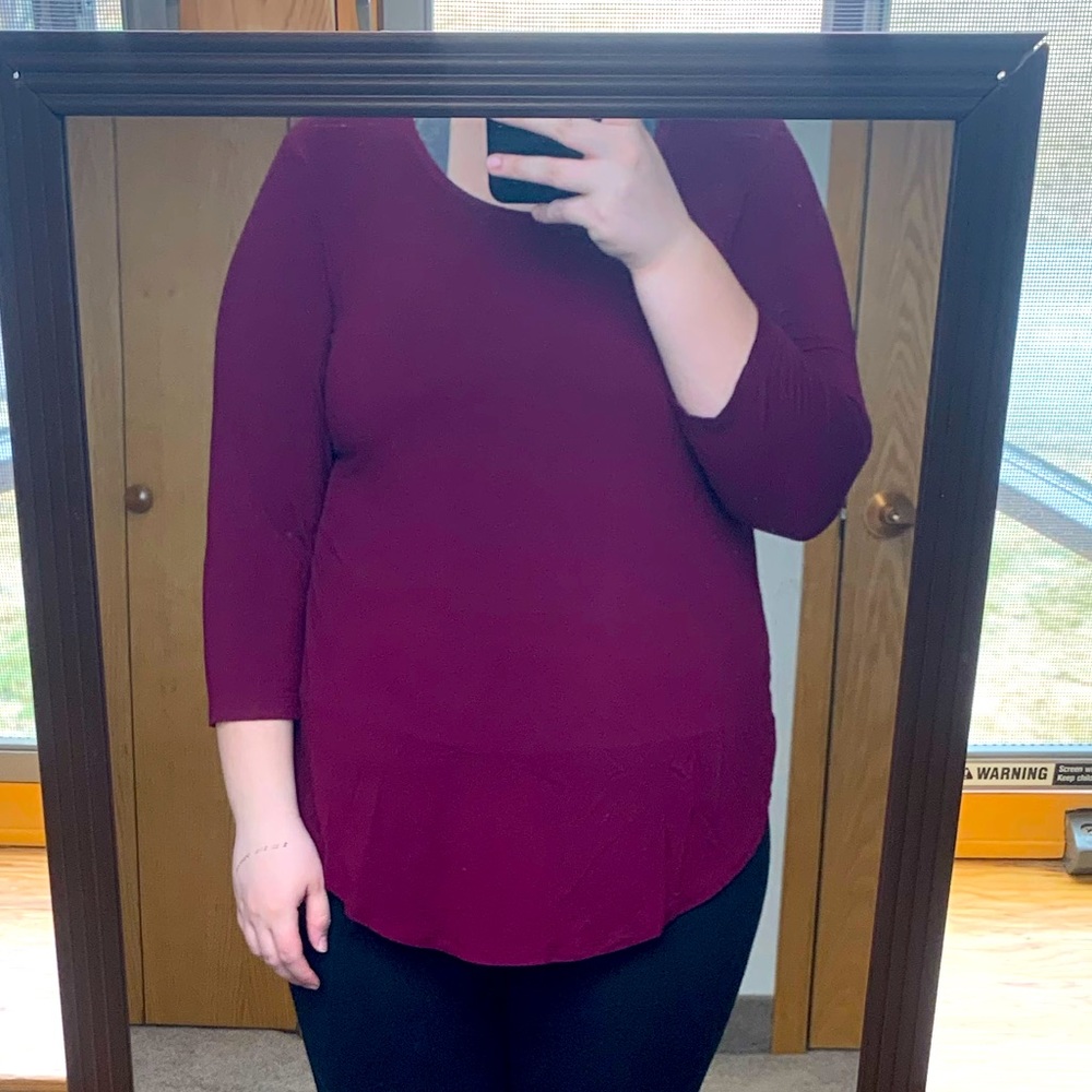 I’m selling this maroon quarter sleeve it covers the butt ladies